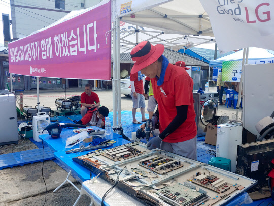 LG전자 서비스엔지니어들이 침수 가전을 수리하고 있다.    LG전자 제공